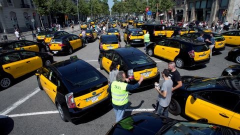 Los taxistas de Barcelona colapsan el centro de la ciudad, donde una marcha lenta ocupa la Gran V&iacute;a.