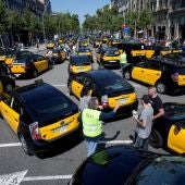 Los taxistas de Barcelona colapsan el centro de la ciudad, donde una marcha lenta ocupa la Gran Vía.