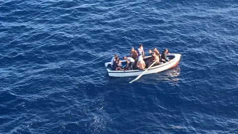 Imagen de archivo de una patera con 11 tripulantes localizada en aguas de Cala Figuera (Mallorca). Imagen de archivo de una patera con 11 tripulantes localizada en aguas de Cala Figuera (Mallorca).