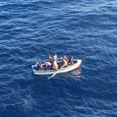 Patera con 11 tripulantes localizada en aguas de Cala Figuera (Mallorca).
