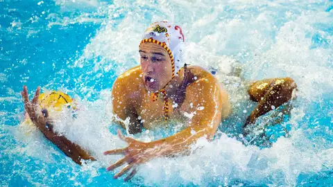 Granados pelea un balón Granados pelea un balón