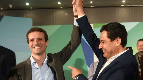 Pablo Casado junto a Juanma Moreno