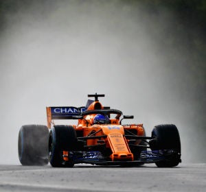 Fernando Alonso, con el MCL33 en la lluvia Fernando Alonso, con el MCL33 en la lluvia