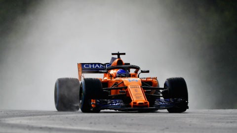 Fernando Alonso, con el MCL33 en la lluvia