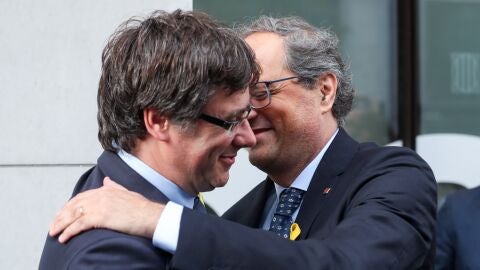 El ex presidente catal&aacute;n Carles Puigdemont es recibido por el presidente de la Generalitat de Catalunya, Quim Torra, en Bruselas