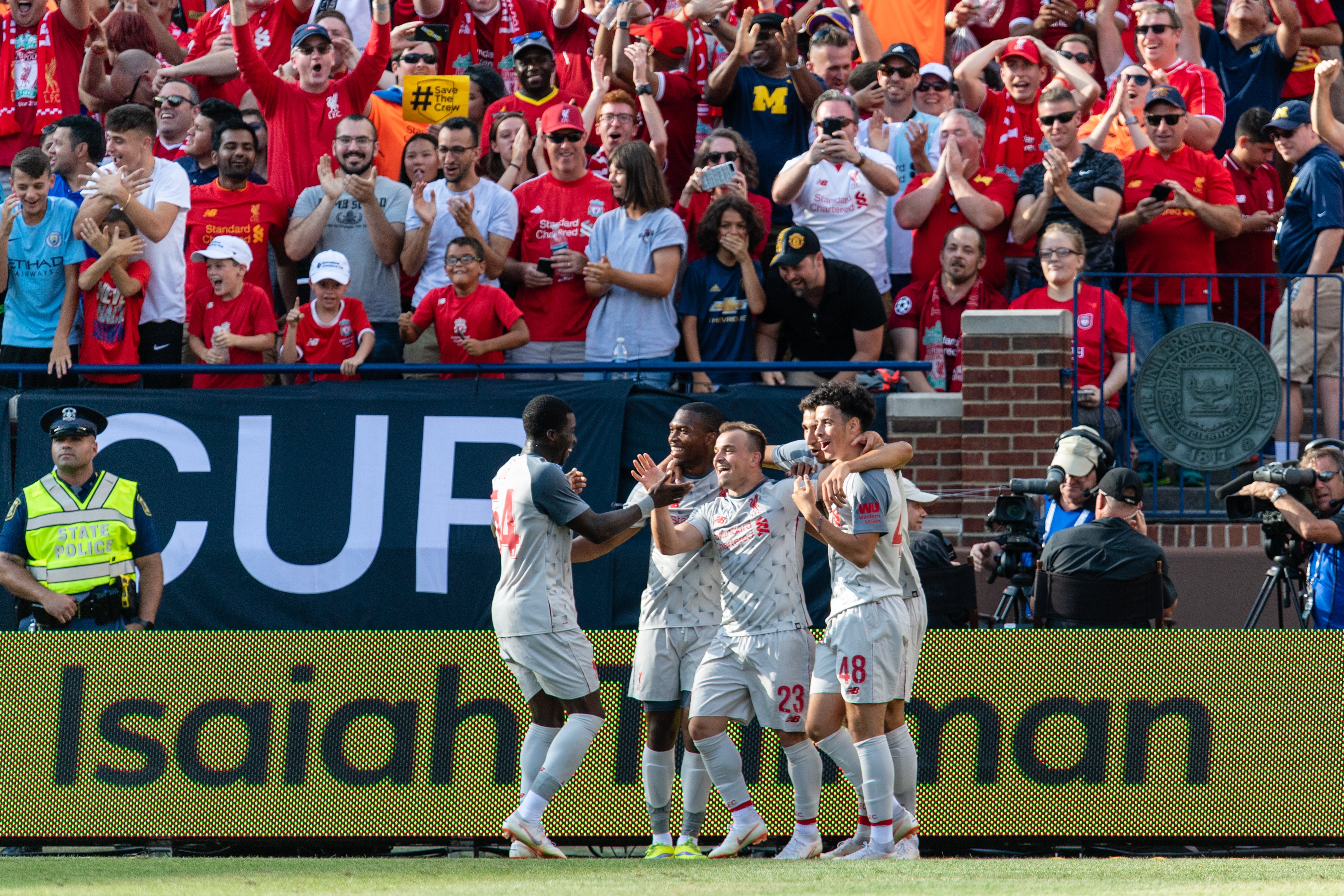El Liverpool hundió al Manchester United con goleada y con una espectacular chilena de Shaqiri El Liverpool hundió al Manchester United con goleada y con una espectacular chilena de Shaqiri