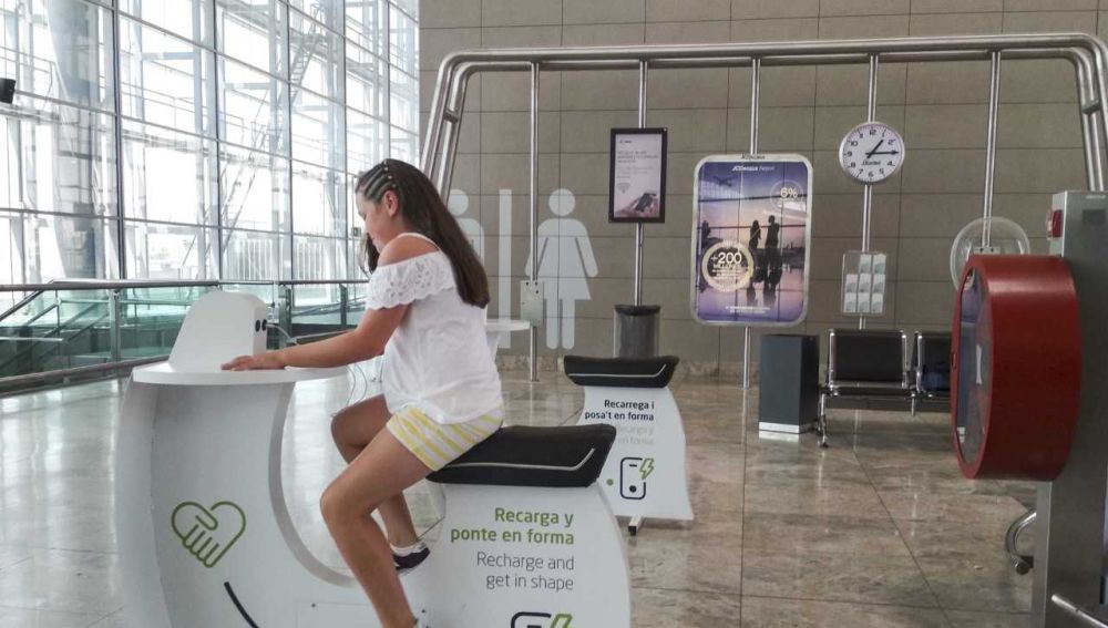 Una de las bicicletas estáticas para cargar teléfonos móviles instaladas en el Aeropuerto Alicante-Elche