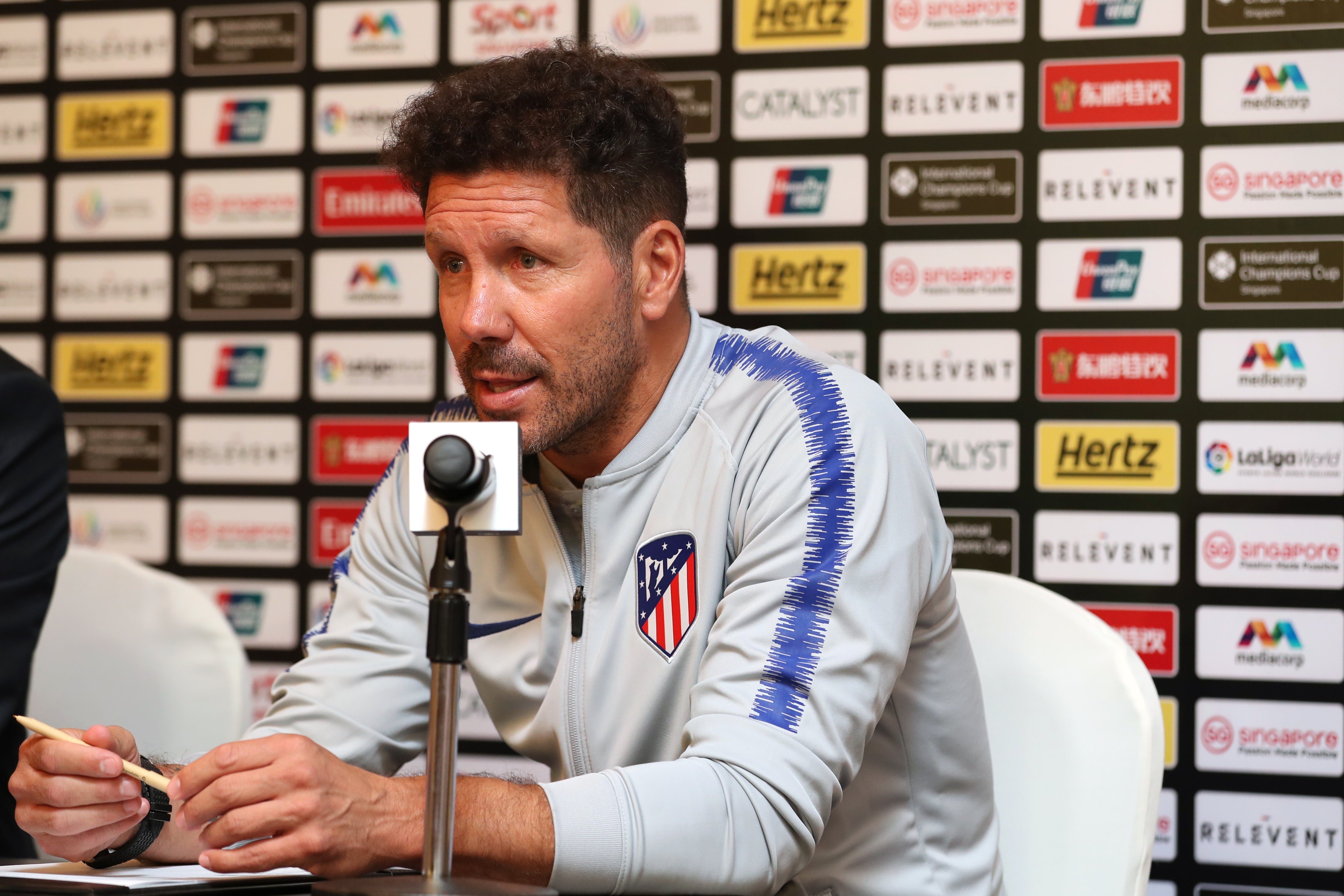 Simeone aclara la polémica del mensaje filtrado en el Mundial: "Si tengo que elegir a Messi o Cristiano, me quedo con Messi" Simeone aclara la polémica del mensaje filtrado en el Mundial: "Si tengo que elegir a Messi o Cristiano, me quedo con Messi"