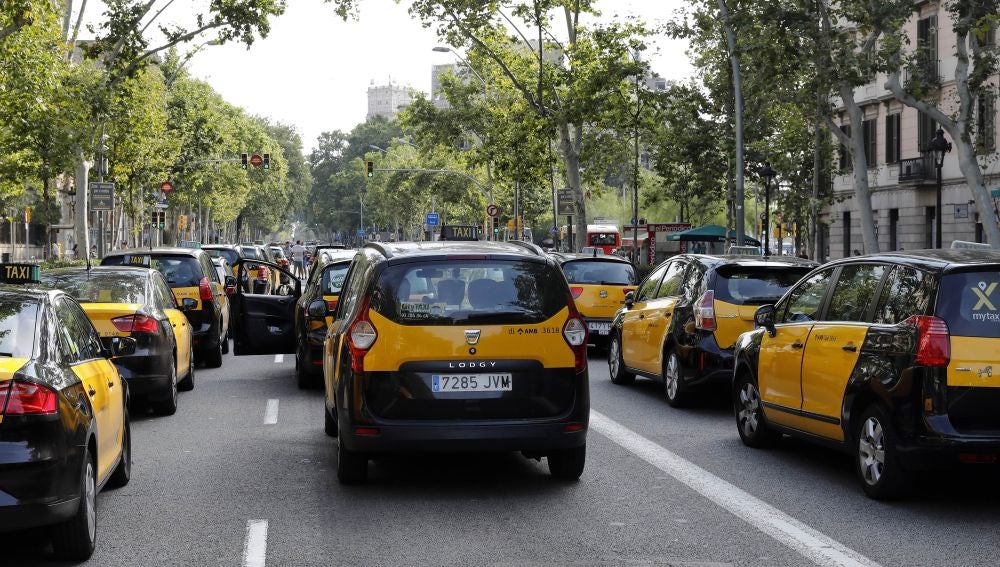 Diversos taxis ocupan la Gran Vía de les Corts Catalanes de Barcelona 