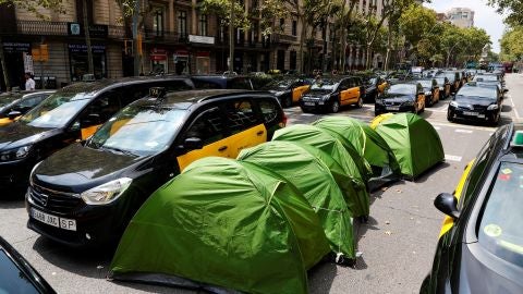 Taxistas en huelga ocupan por tercer d&iacute;a, la Gran V&iacute;a de Barcelona 