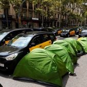 Taxistas en huelga ocupan por tercer día, la Gran Vía de Barcelona 