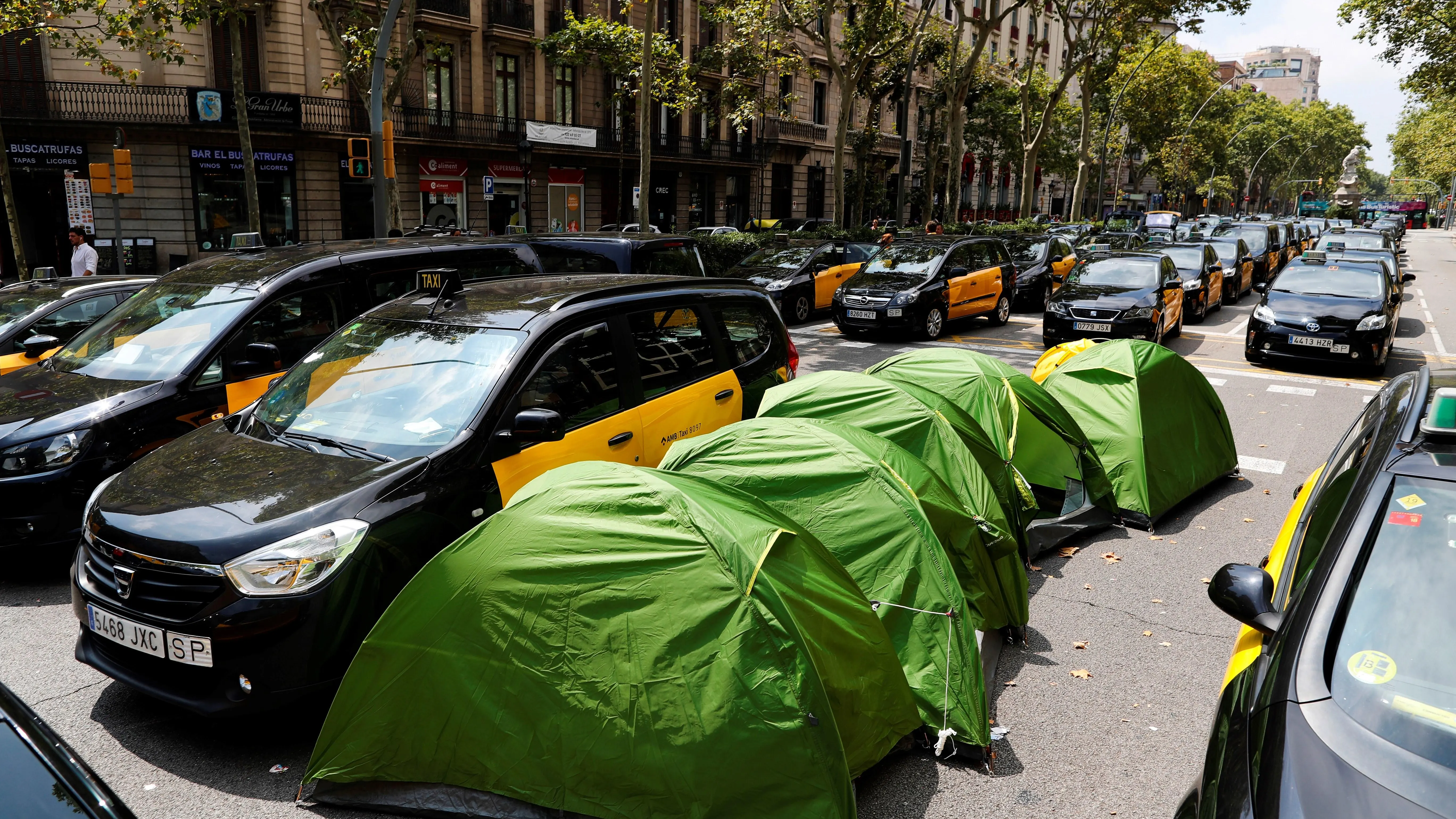 Taxistas en huelga ocupan por tercer día, la Gran Vía de Barcelona Taxistas en huelga ocupan por tercer día, la Gran Vía de Barcelona