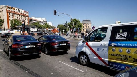 Dos veh&iacute;culos VTC delante de un Taxi