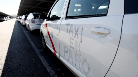 Fila de taxis estacionados en las inmediaciones del aeropuerto Adolfo Su&aacute;rez Madrid-Barajas