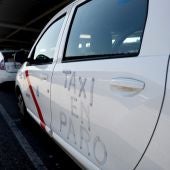 Fila de taxis estacionados en las inmediaciones del aeropuerto Adolfo Suárez Madrid-Barajas