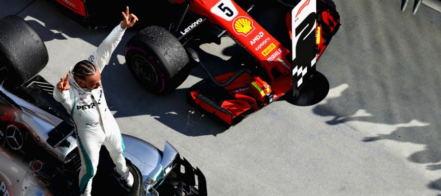 Hamilton, de pie en su Mercedes Hamilton, de pie en su Mercedes