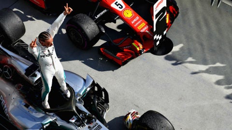 Hamilton, de pie en su Mercedes