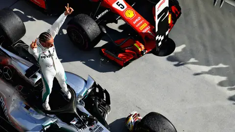 Hamilton, de pie en su Mercedes Hamilton, de pie en su Mercedes