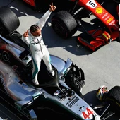 Hamilton, de pie en su Mercedes Hamilton, de pie en su Mercedes