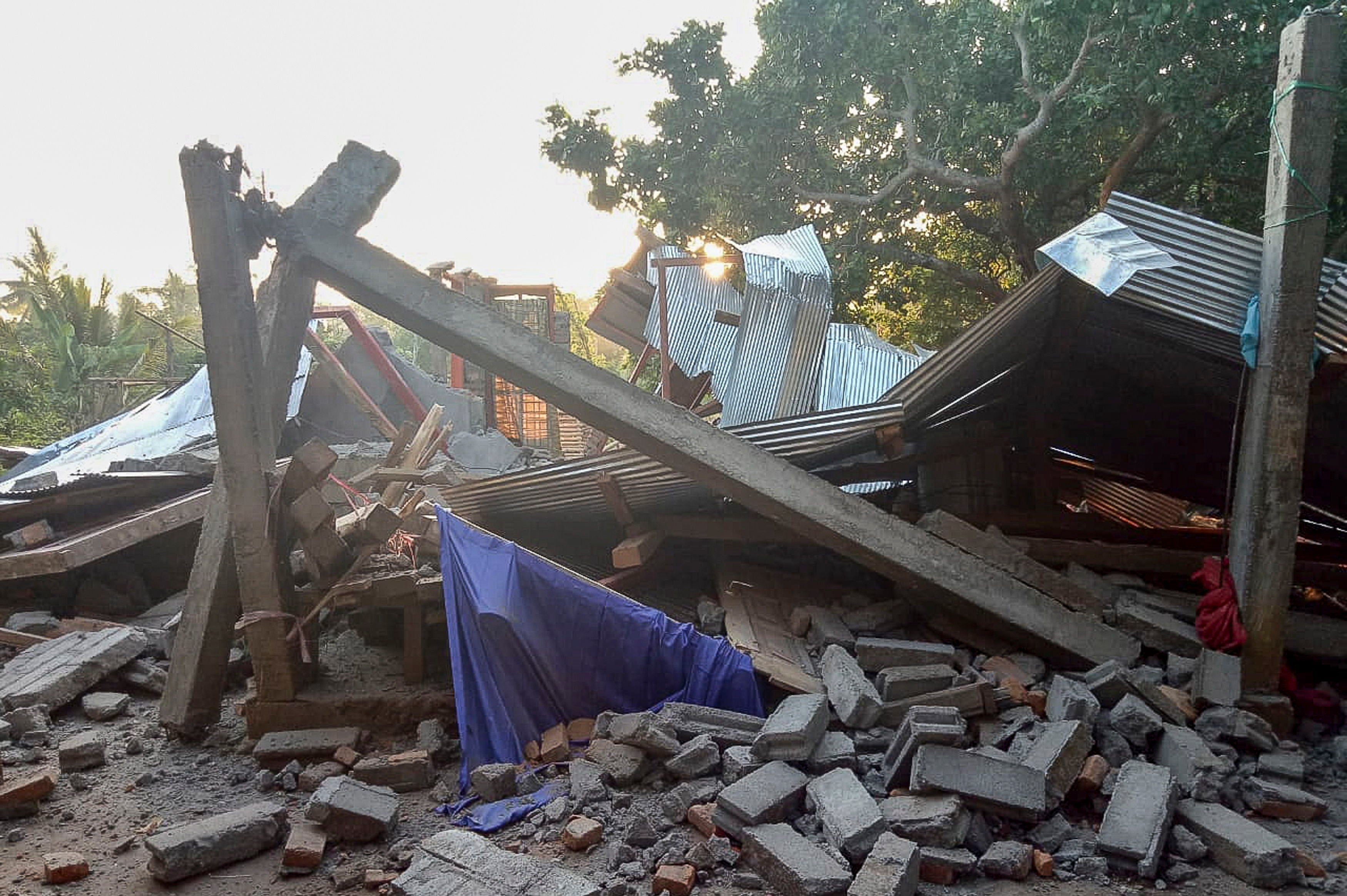 Al menos 13 los muertos y decenas de heridos por un terremoto en Indonesia Al menos 13 los muertos y decenas de heridos por un terremoto en Indonesia