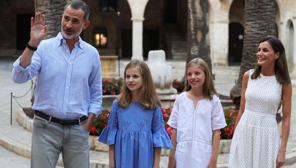 Los Reyes posan con sus hijas en Palma de Mallorca