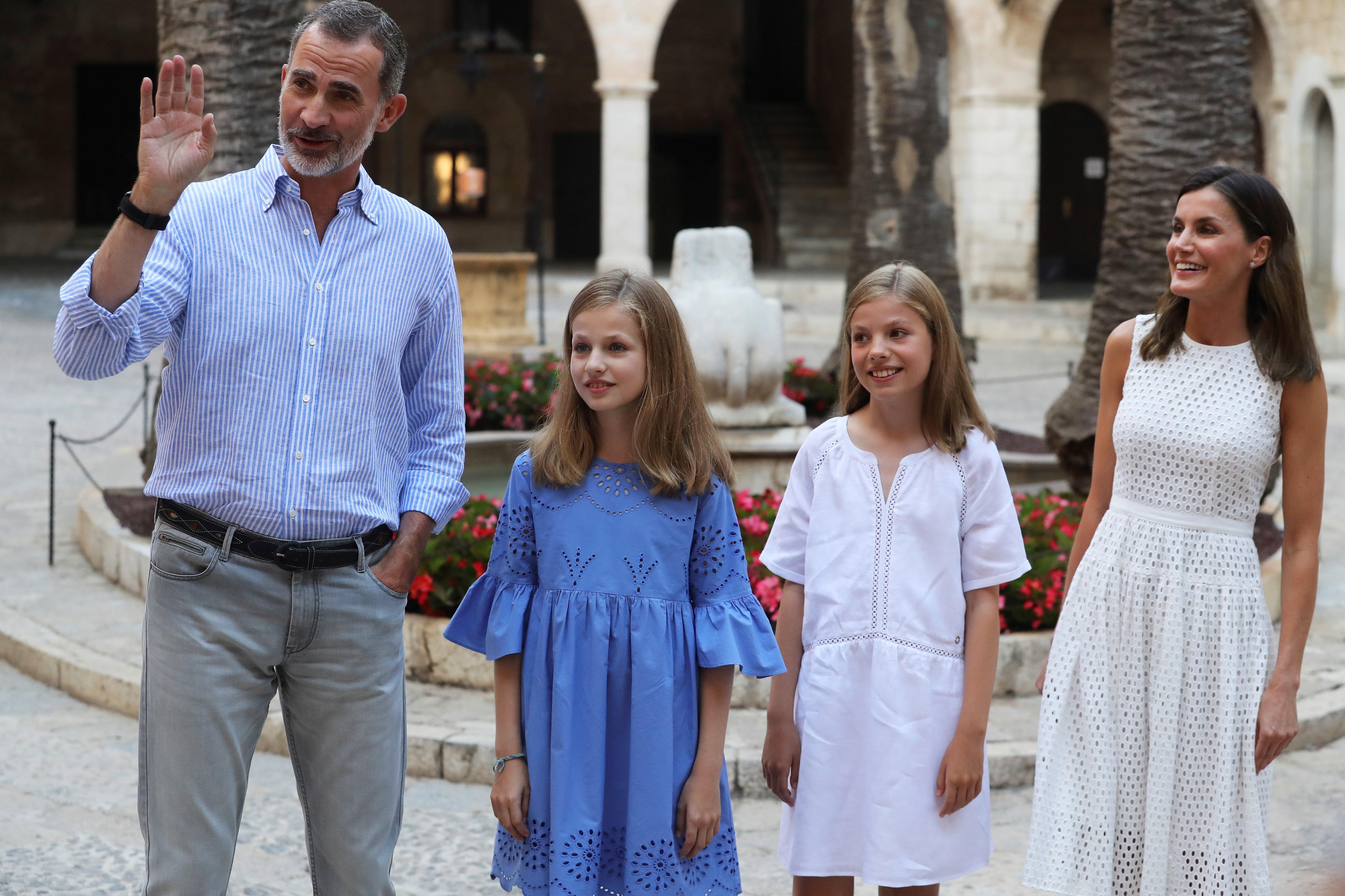 Los Reyes y sus hijas posan ante los medios en Palma de Mallorca Los Reyes y sus hijas posan ante los medios en Palma de Mallorca