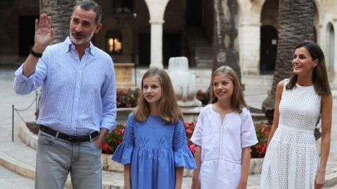 Los Reyes posan con sus hijas en Palma de Mallorca