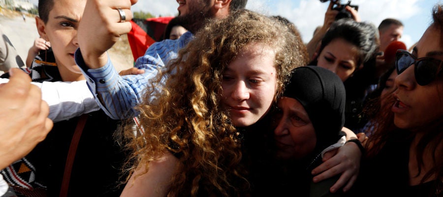 La adolescente palestina Ahed Tamimi es recibida por sus familiares La adolescente palestina Ahed Tamimi es recibida por sus familiares
