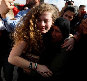 La adolescente palestina Ahed Tamimi es recibida por sus familiares La adolescente palestina Ahed Tamimi es recibida por sus familiares