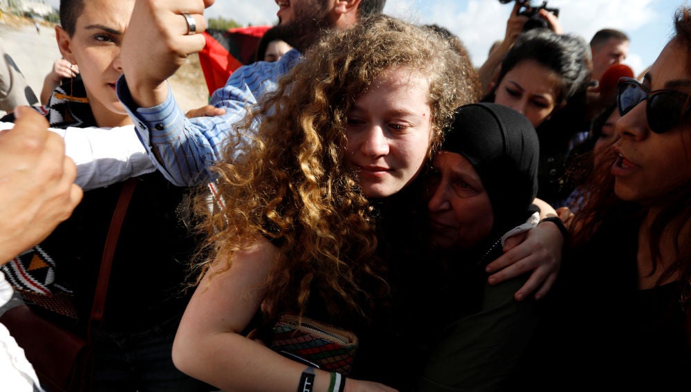La adolescente palestina Ahed Tamimi es recibida por sus familiares