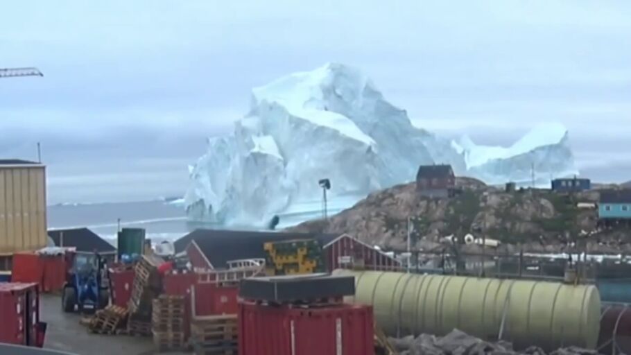 Un iceberg de 100 metros amenaza una peque&ntilde;a isla de Groenlandia 