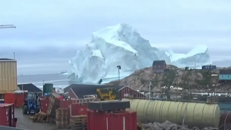 Un iceberg de 100 metros amenaza una pequeña isla de Groenlandia Un iceberg de 100 metros amenaza una pequeña isla de Groenlandia