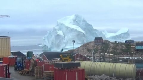 Un iceberg de 100 metros amenaza una peque&ntilde;a isla de Groenlandia 