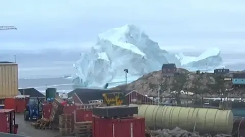 Un iceberg de 100 metros amenaza una pequeña isla de Groenlandia Un iceberg de 100 metros amenaza una pequeña isla de Groenlandia