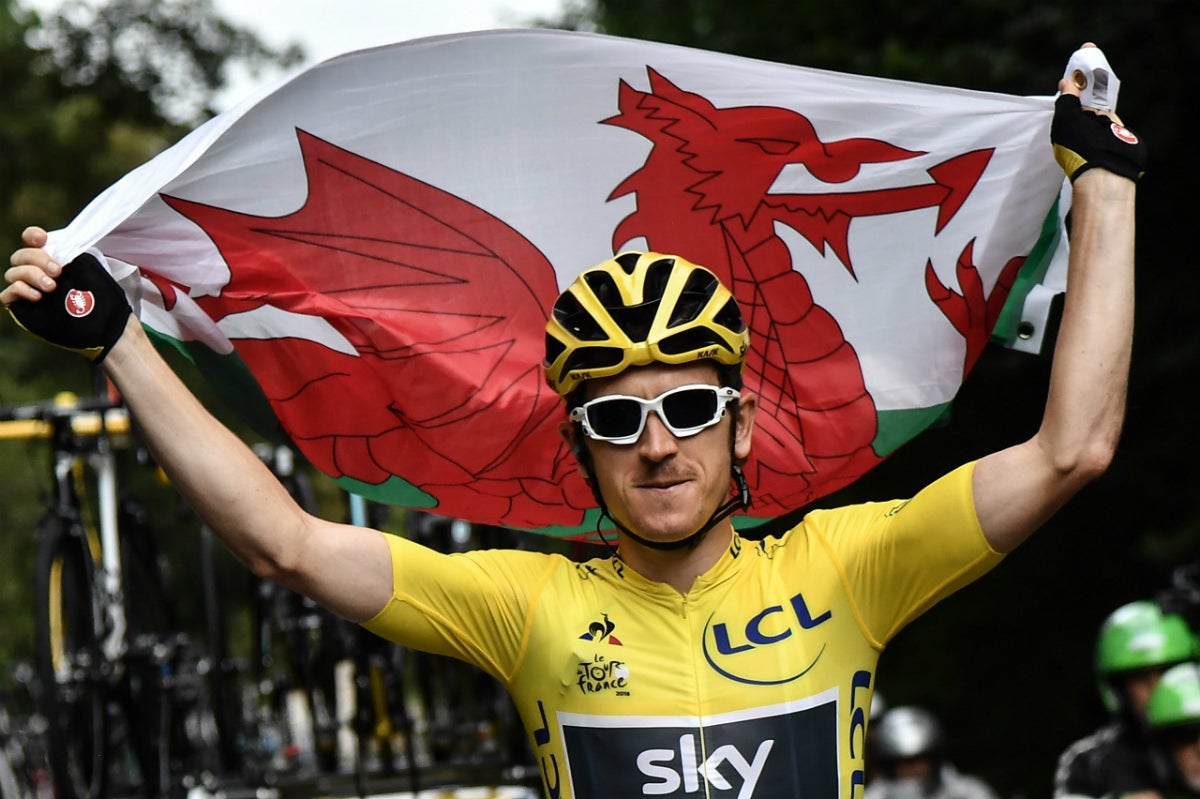 Roban el trofeo del Tour de Francia de Geraint Thomas durante un evento en Birmingham Roban el trofeo del Tour de Francia de Geraint Thomas durante un evento en Birmingham