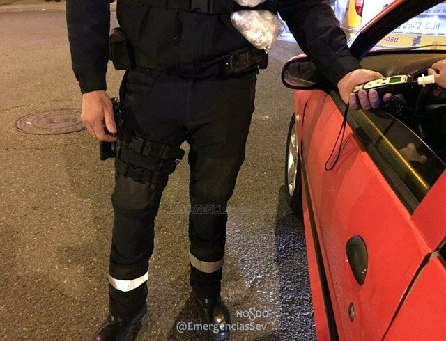 Detenido un hombre que iba conduciendo con un cubata y dio positivo en alcohol y tres drogas Detenido un hombre que iba conduciendo con un cubata y dio positivo en alcohol y tres drogas