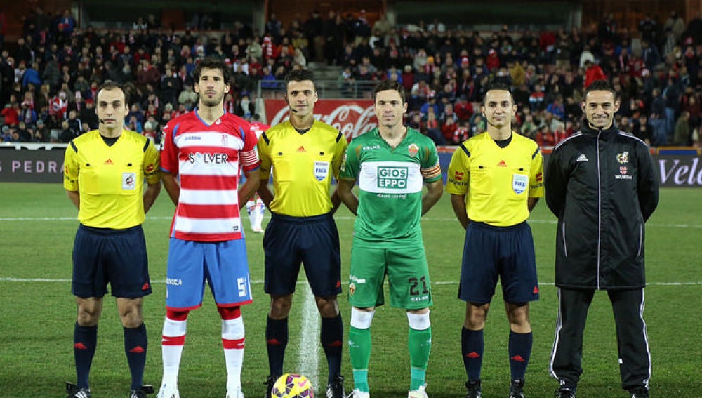 El conjunto arbitral junto a los capitanes en uno de los encuentros en Primera División en la temporada 14/15.