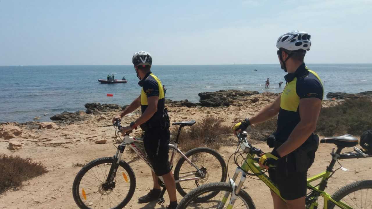 Los hurtos se reducen en las playas de Elche un 60% desde la puesta en marcha de la Unidad Turística de la Policía Local Los hurtos se reducen en las playas de Elche un 60% desde la puesta en marcha de la Unidad Turística de la Policía Local