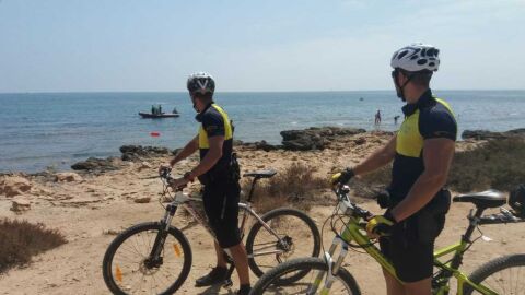 Agentes del Grupo de Unidad Mar&iacute;tima y Atenci&oacute;n Tur&iacute;stica de la Polic&iacute;a Local de Elche.