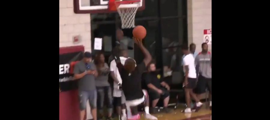 El hijo de LeBron James machaca el aro El hijo de LeBron James machaca el aro