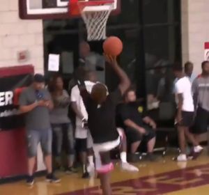 El hijo de LeBron James machaca el aro El hijo de LeBron James machaca el aro