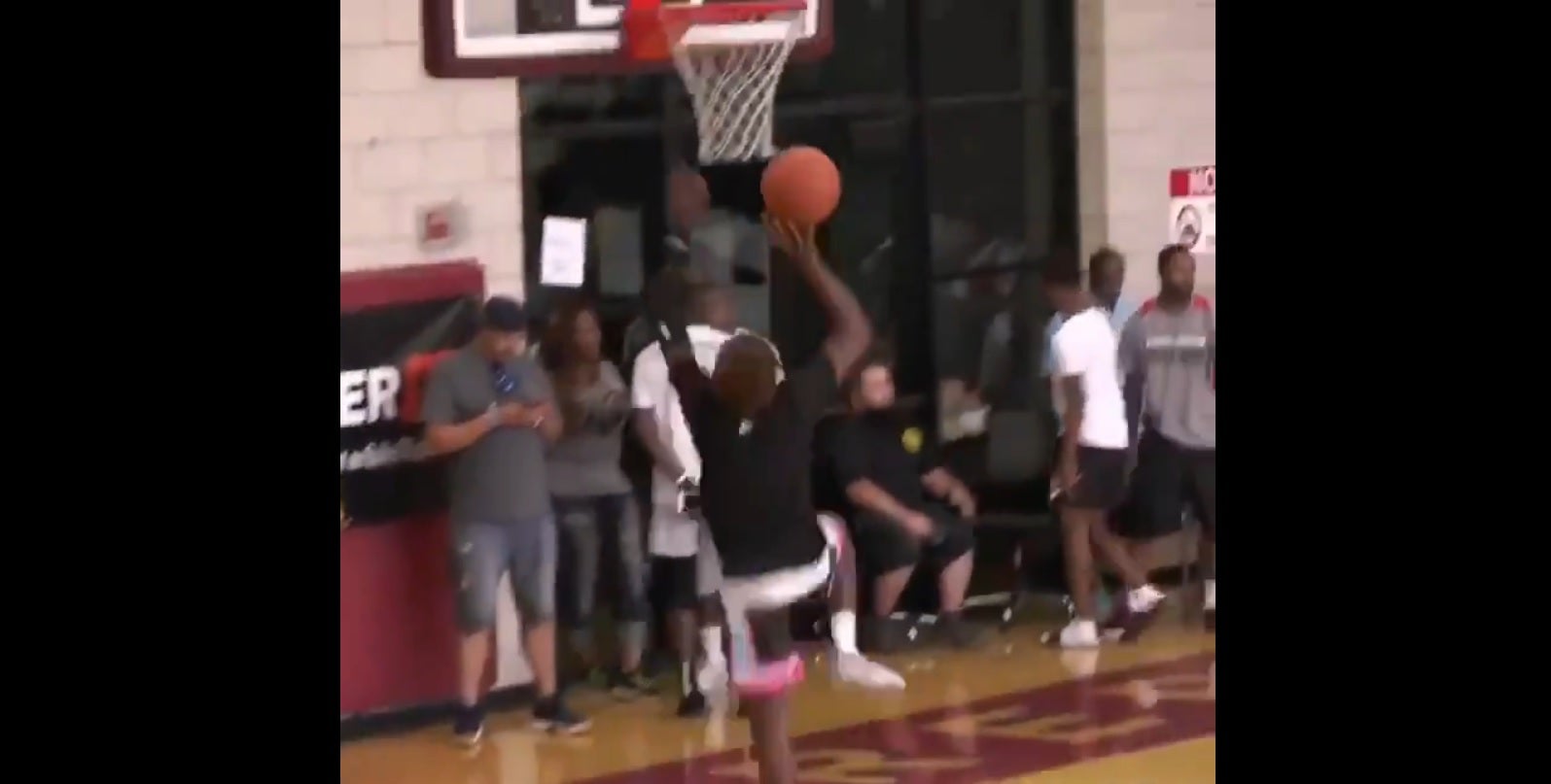 El hijo de LeBron James ya impresiona a sus 13 años: ¡así machaca el aro! El hijo de LeBron James ya impresiona a sus 13 años: ¡así machaca el aro!