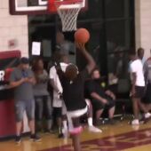 El hijo de LeBron James machaca el aro