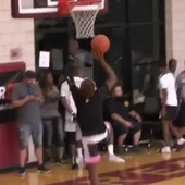 El hijo de LeBron James machaca el aro El hijo de LeBron James machaca el aro
