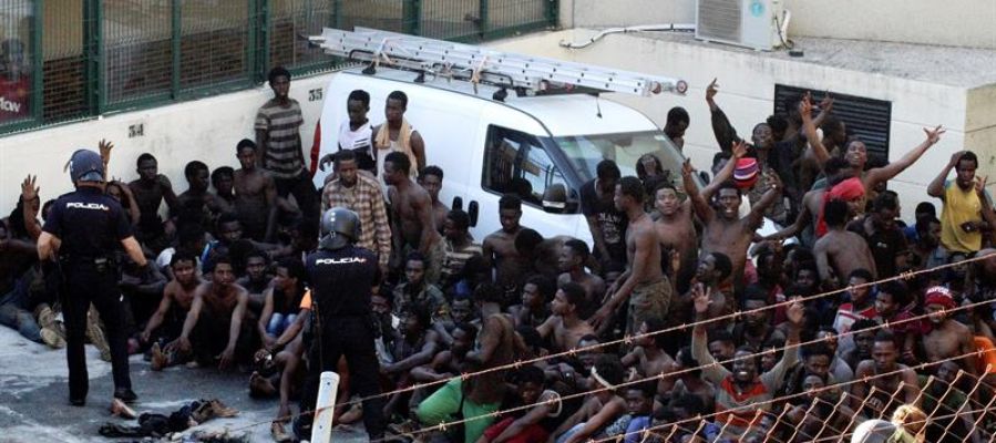 Inmigrantes subsaharianos que lograron acceder a la ciudad española de Ceuta tras un salto masivo a la valla fronteriza que separa la ciudad de MarruecoS Inmigrantes subsaharianos que lograron acceder a la ciudad española de Ceuta tras un salto masivo a la valla fronteriza que separa la ciudad de MarruecoS