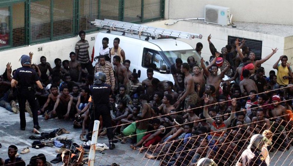 Inmigrantes subsaharianos que lograron acceder a la ciudad española de Ceuta tras un salto masivo a la valla fronteriza que separa la ciudad de MarruecoS