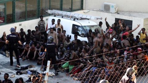 Inmigrantes subsaharianos que lograron acceder a la ciudad espa&ntilde;ola de Ceuta tras un salto masivo a la valla fronteriza que separa la ciudad de Marrueco