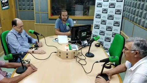 Tiempo de tertulia Hoy como cada lunes tenemos 'Tiempo de tertulia', debatiendo sobre los temas de actualidad que conciernen a nuestra ciudad. También hablamos con Javier Santiago, gerente de Alea Consulting Estudio de Iluminación. Javier nos cuenta en qué consiste la labor que desarrollan y los proyectos que abarcan, que cubren las necesidades de todo tipo de clientes, desde grandes corporaciones hasta pequeñas empresas o particulares.