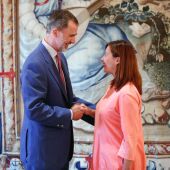 El Rey Felipe VI junto a la presidenta de Baleares, Francina Armengol