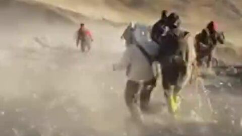 Los equipos de rescate tratan de llegar a cientos de escaladores atrapados a causa del terremoto en Lombok